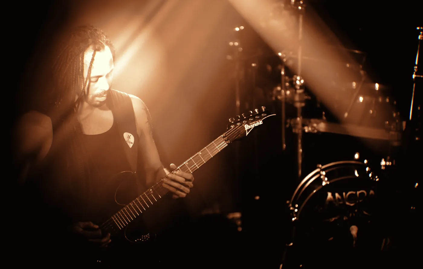 Marcelo Barbosa tocando guitarra num show do Angra