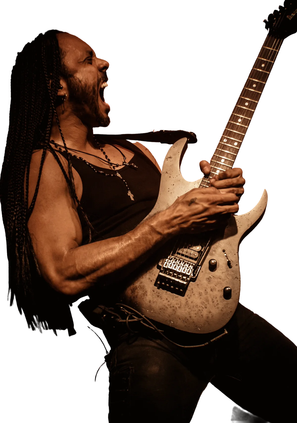 Marcelo Barbosa tocando guitarra ao vivo, sob luz âmbar de palco