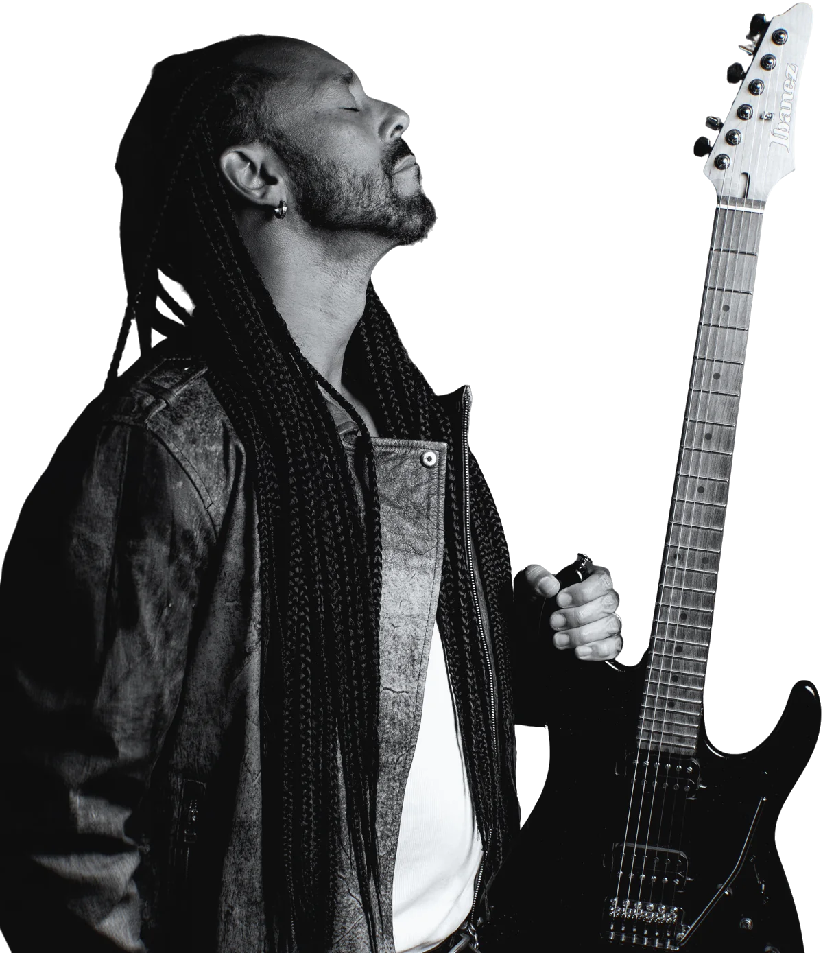 Marcelo Barbosa de olhos fechados, segurando a guitarra pelo braço, em preto e branco