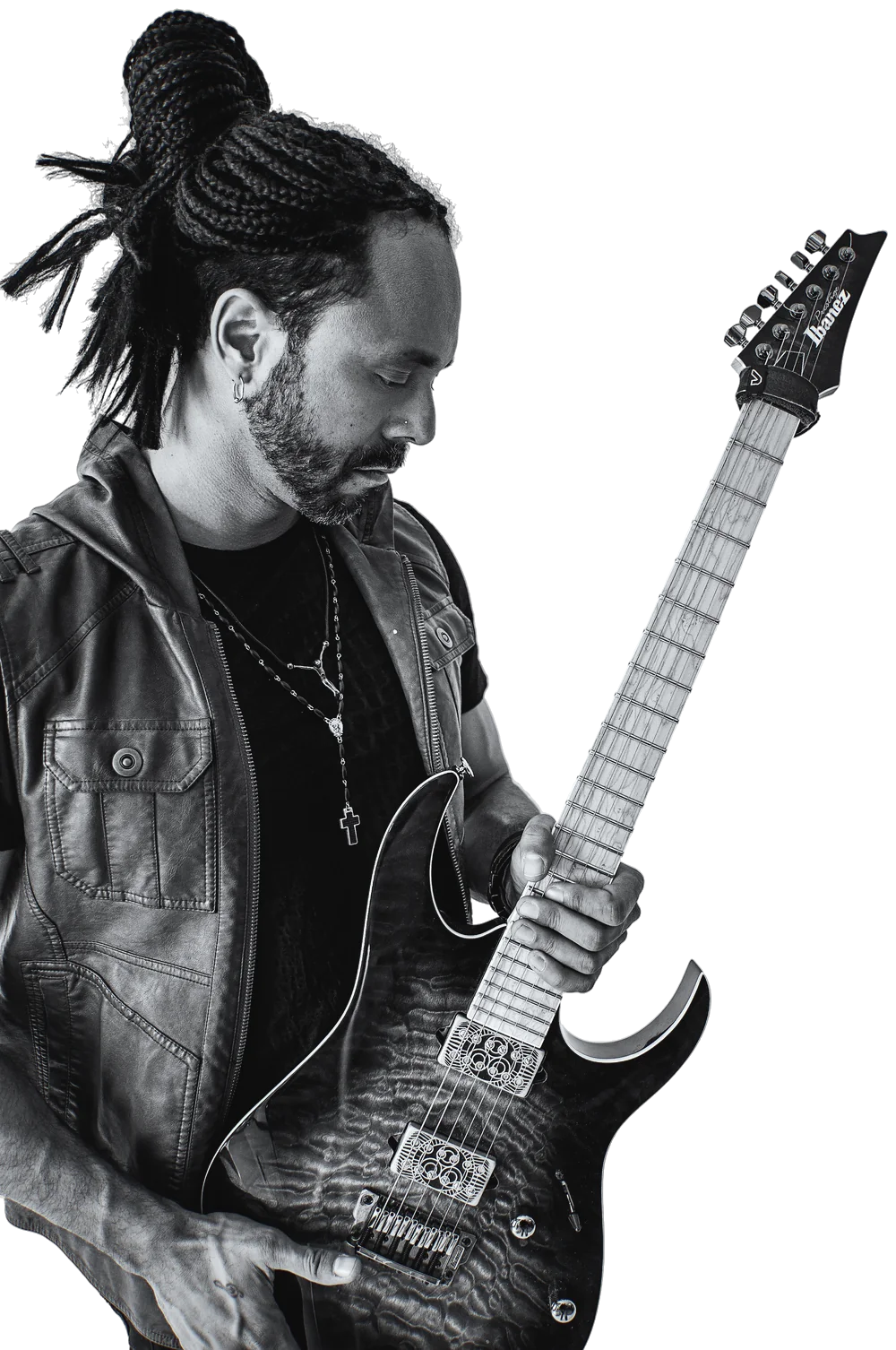 Marcelo Barbosa de colete, olhando para a guitarra enquanto toca